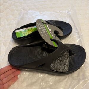 OOFOS Slippers Black size 5mens and 7 in womens